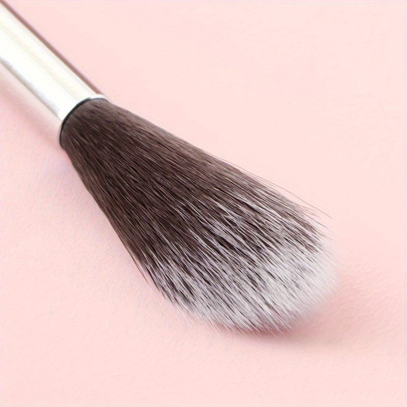 Radiance Revealed Series: Exclusive Tapered Highlighter Brush
