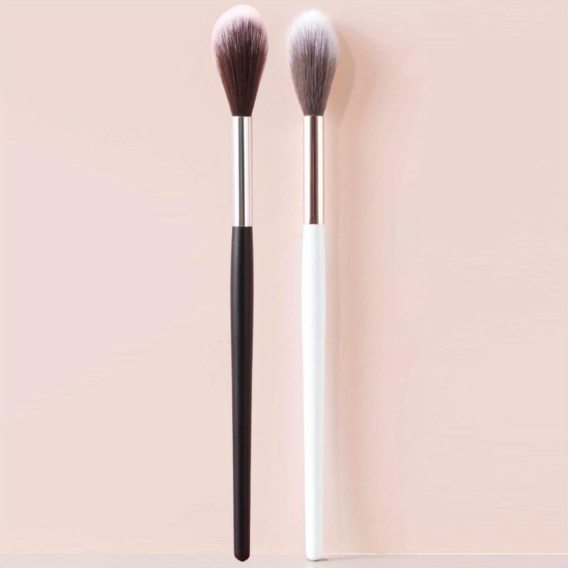Radiance Revealed Series: Exclusive Tapered Highlighter Brush