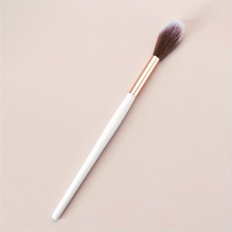 Radiance Revealed Series: Exclusive Tapered Highlighter Brush