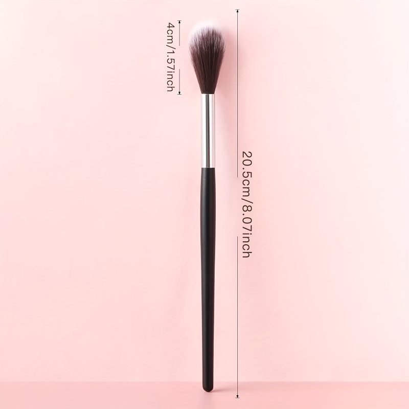 Radiance Revealed Series: Exclusive Tapered Highlighter Brush