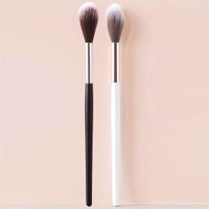 Radiance Revealed Series: Exclusive Tapered Highlighter Brush