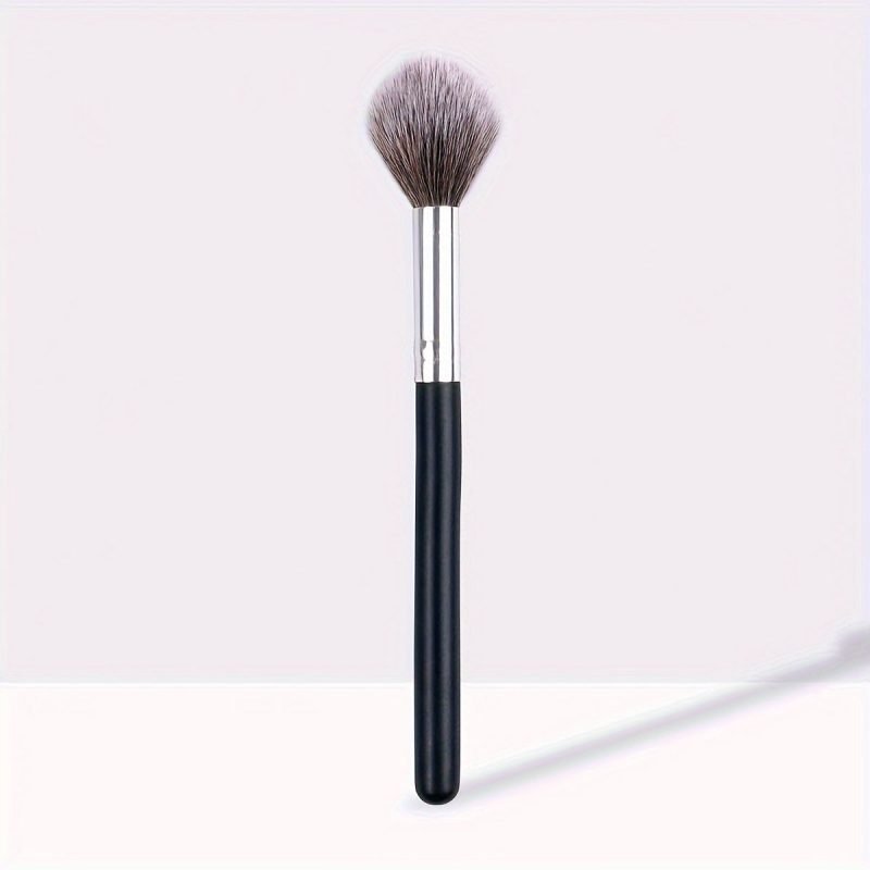 Premium Nylon Bristle Highlighter Brush: Natural and Sheer Finish