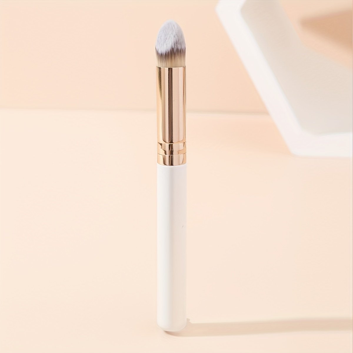 Precision Angled Concealer Brush soft bristles